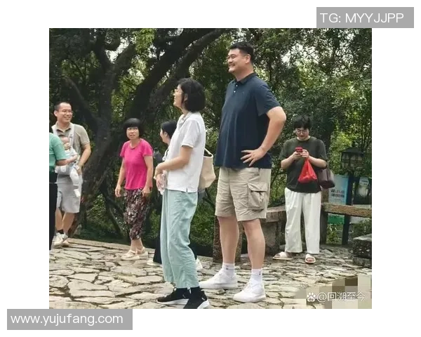 路人偶遇姚明的温暖瞬间引发的篮球梦想与人生启示