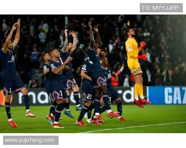 中超激战：多特蒙德与巴黎圣日耳曼战平补时进球引发争议判罚全场沸腾