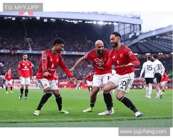 曼联友谊赛大胜本菲卡3-0上演历史冷门引发全场热烈反响